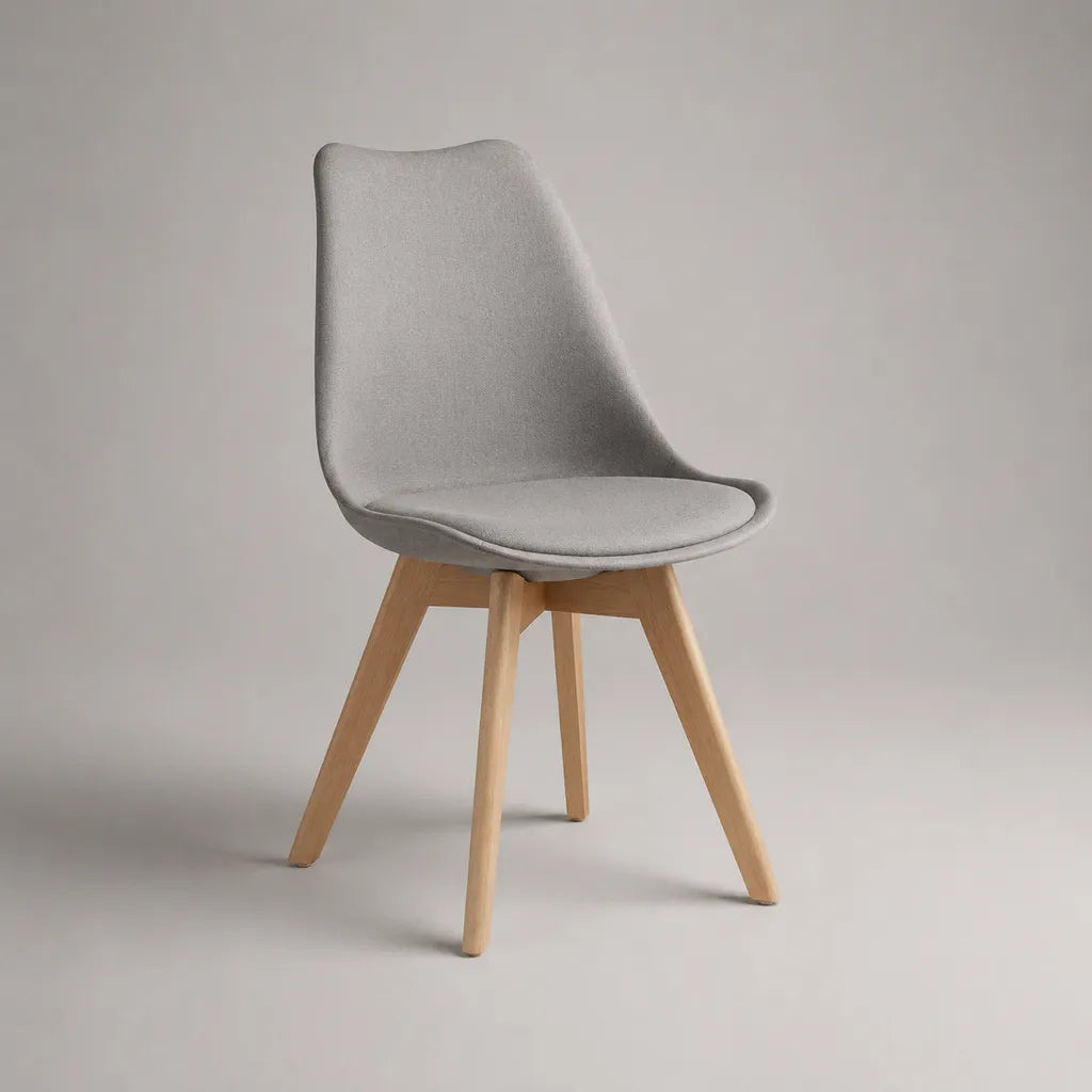 Chaise de salle à manger rembourrée en tissu gris clair avec pieds en bois, 48 × 55 × 84 cm