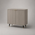 Buffet 2 portes en MDF rainuré gris taupe avec pieds en acier noir et détails laiton, 100 × 40 × 90 cm