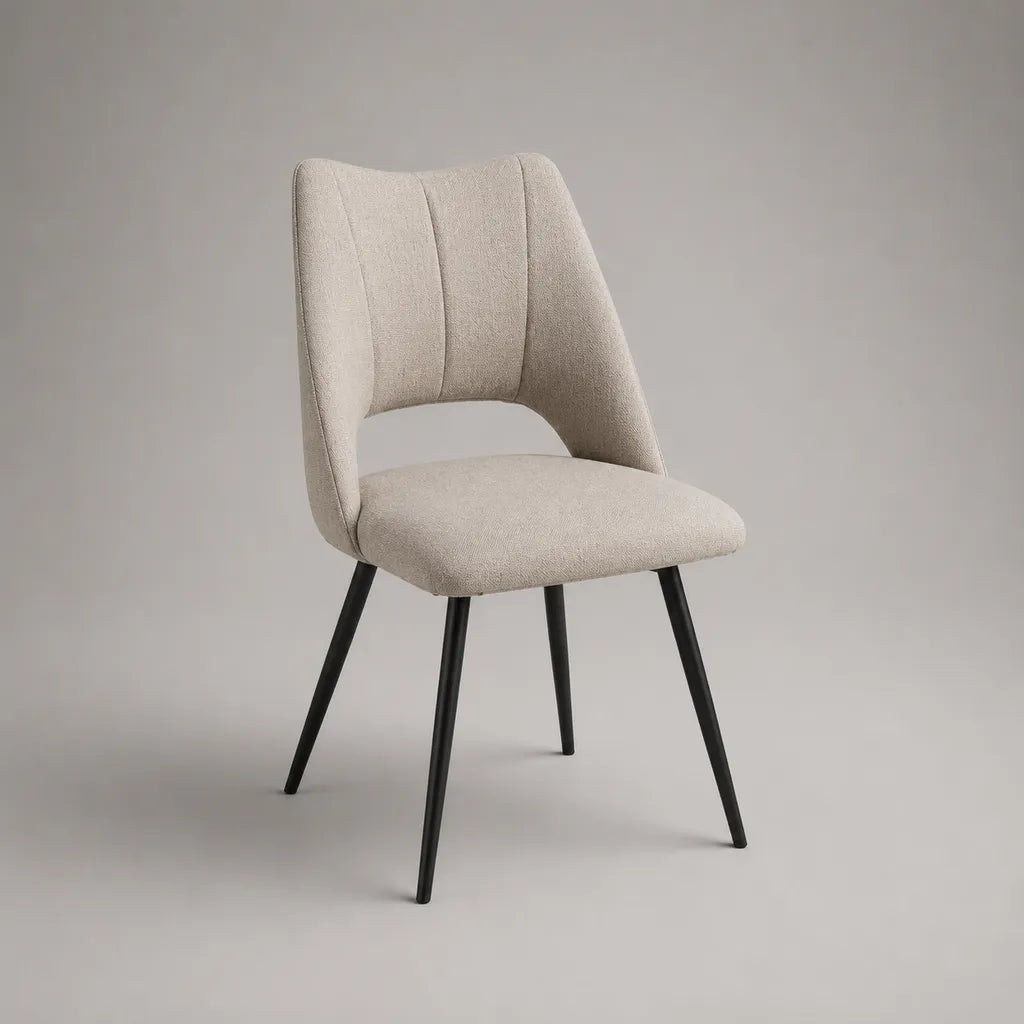Chaise rembourrée en polyester beige avec dossier ajouré et pieds en acier noir, 48 × 57 × 82 cm