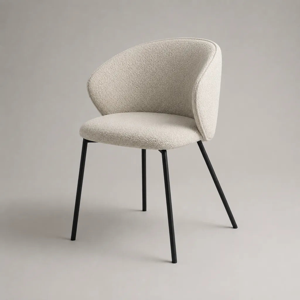 Chaise rembourrée en bouclette polyester écrue avec pieds en acier noir, 57 × 57 × 79 cm, dossier arrondi